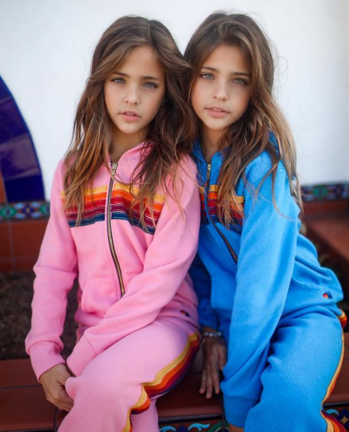 These Identical Twins Go Viral On The Internet For Resembling With Jennifer Aniston Earth Wonders